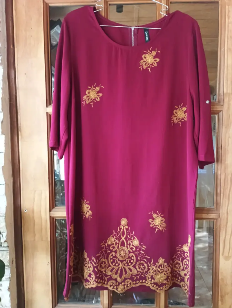 Vestido bordado color burdeos - 1