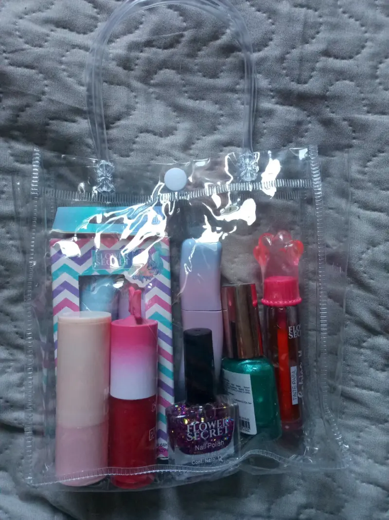 Set de maquillaje con esmaltes y labiales