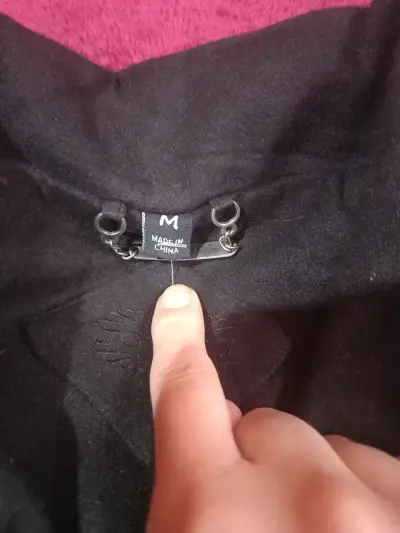 Abrigo negro con cinturón M - miniatura 2