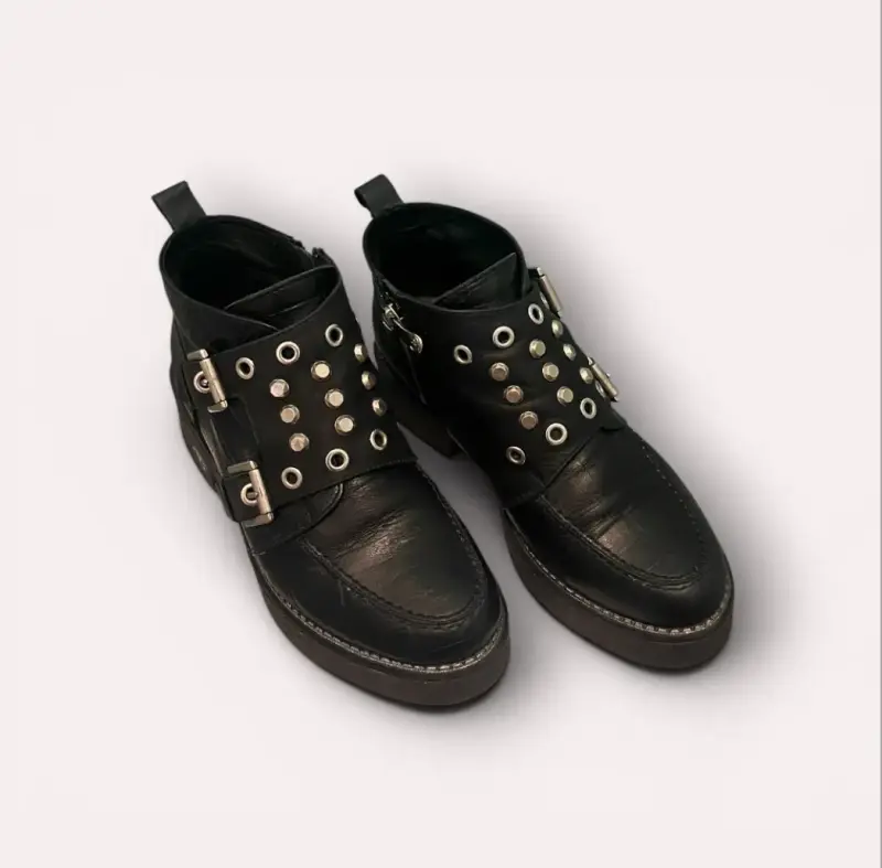 Botines negros con hebillas metálicas