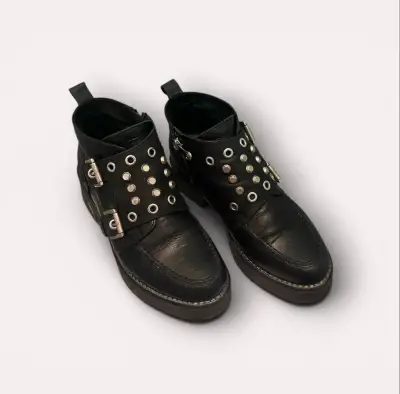 Botines negros con hebillas metálicas - miniatura 1