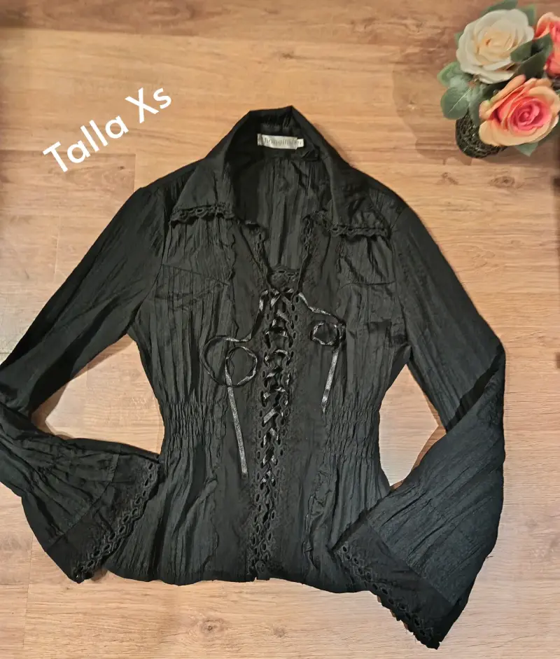 Blusa negra con encaje y lazo estilo gótico