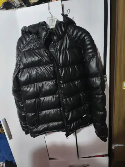 Chaqueta acolchada negra con cierre - miniatura 1