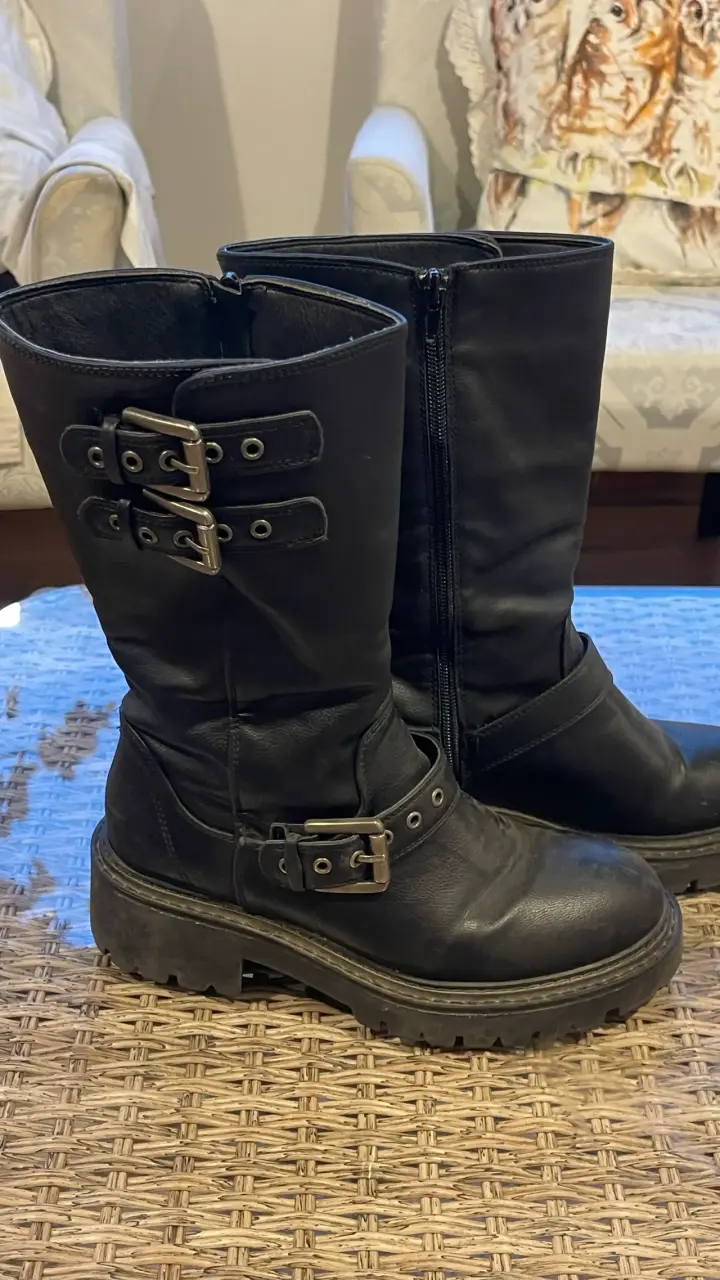 Botas negras sybilla de símil cuero con hebillas - 1