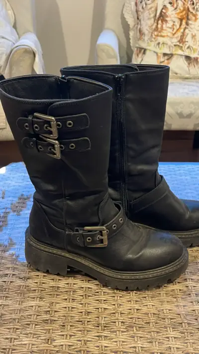 Botas negras sybilla de símil cuero con hebillas - miniatura 1