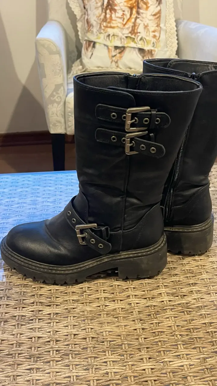 Botas negras sybilla de símil cuero con hebillas - 2