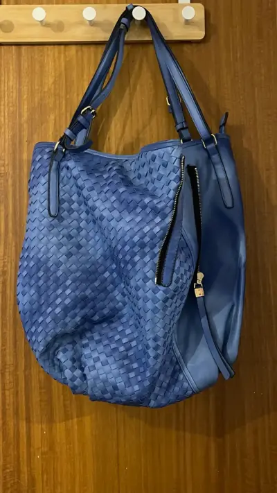 Bolso de símil cuero azul tejido elegante - miniatura 1