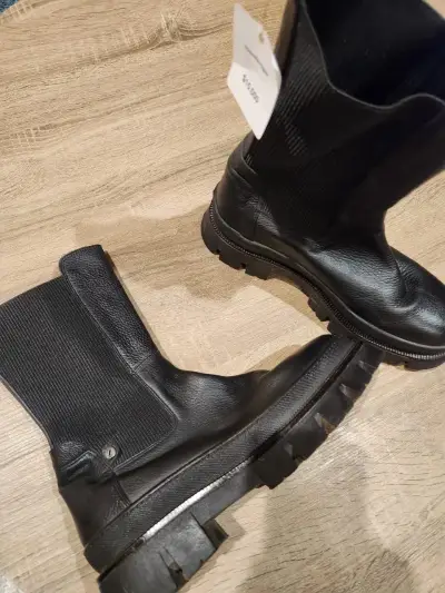Botas negras de cuero con suela gruesa - miniatura 1