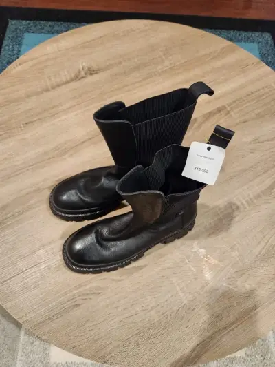 Botas negras de cuero con suela gruesa - miniatura 2
