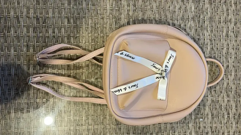 Mochila pequeña rosada palo con cinta decorativa - 1