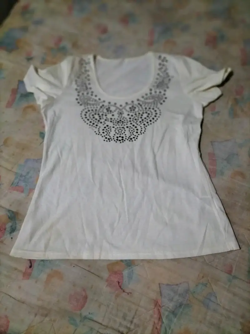 Polera blanca con diseño de piedras