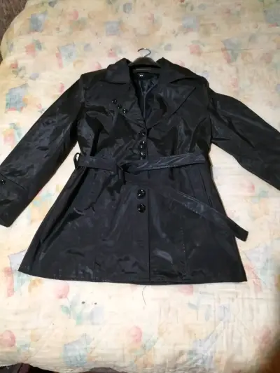 Abrigo negro con cinturón para mujer - miniatura 1