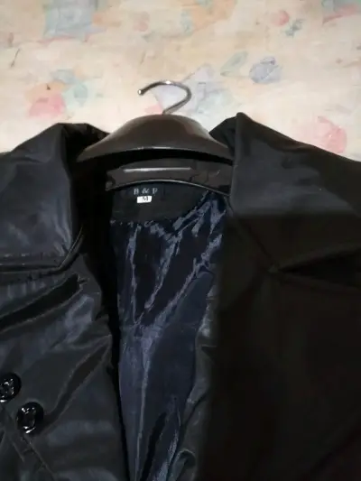 Abrigo negro con cinturón para mujer - miniatura 3