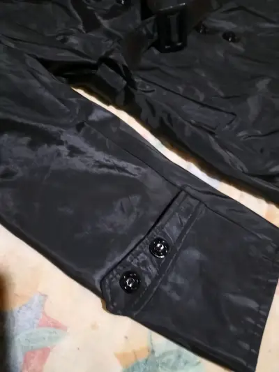 Abrigo negro con cinturón para mujer - miniatura 4