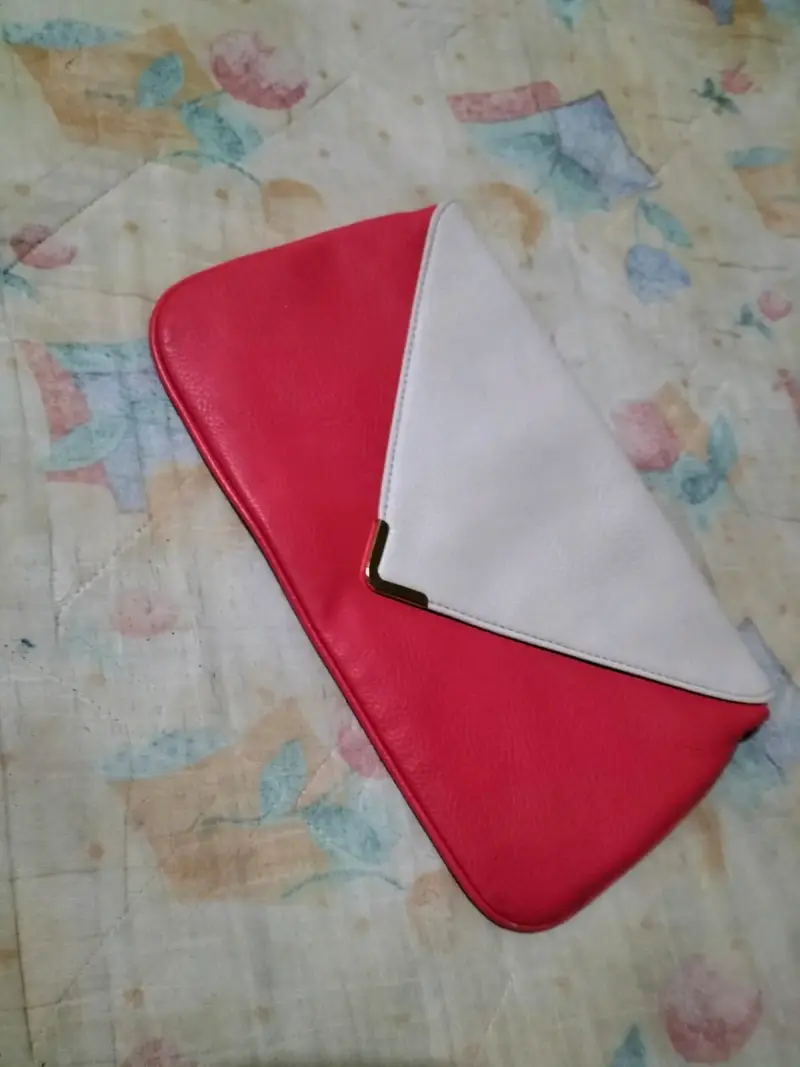 Clutch bicolor rojo y blanco elegante