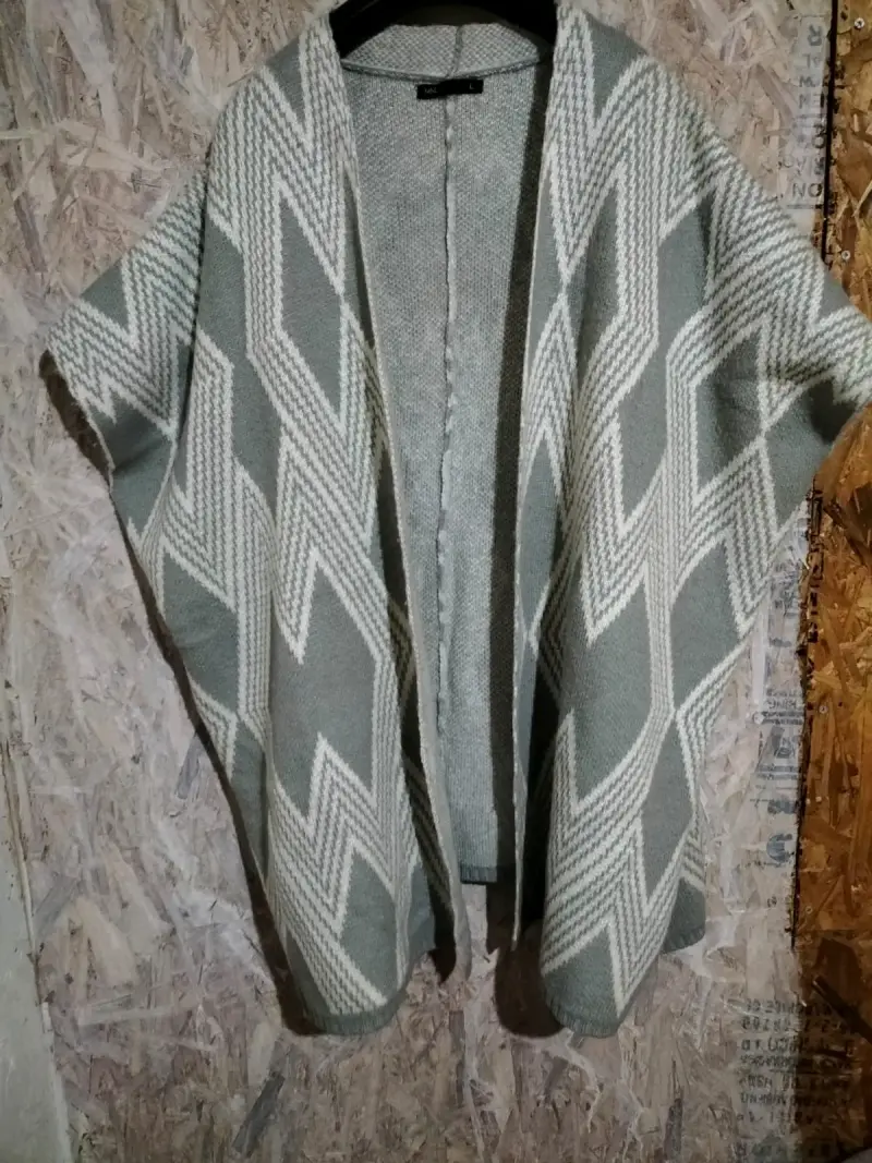 Poncho tejido gris con diseño geométrico - 1