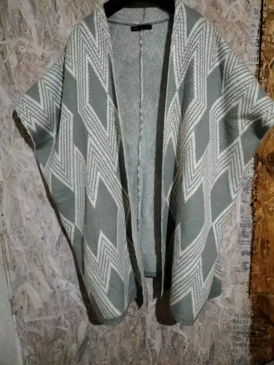 Poncho tejido gris con diseño geométrico - miniatura 1