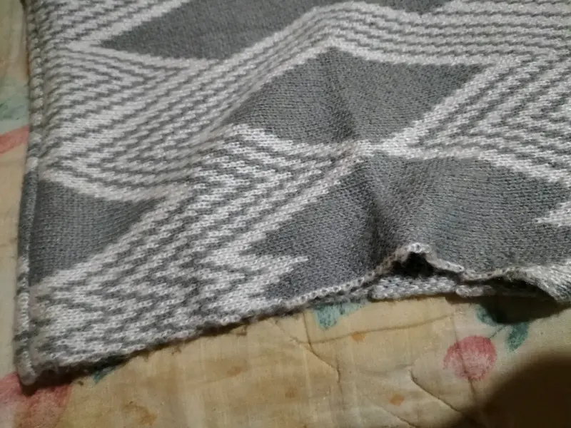 Poncho tejido gris con diseño geométrico - 2