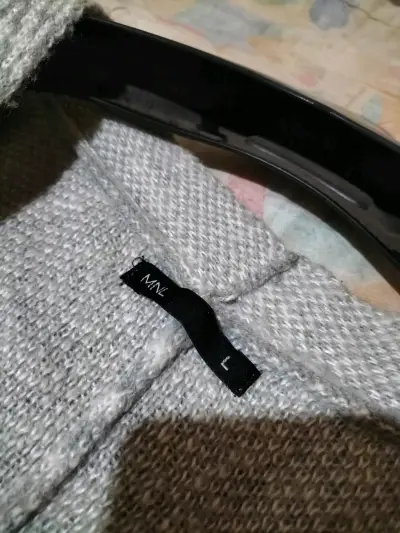 Poncho tejido gris con diseño geométrico - miniatura 3