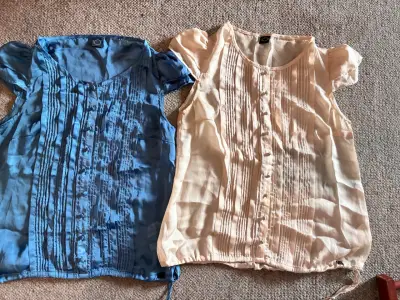 2Blusas de mujer en azul y beige con detalles plis - miniatura 1