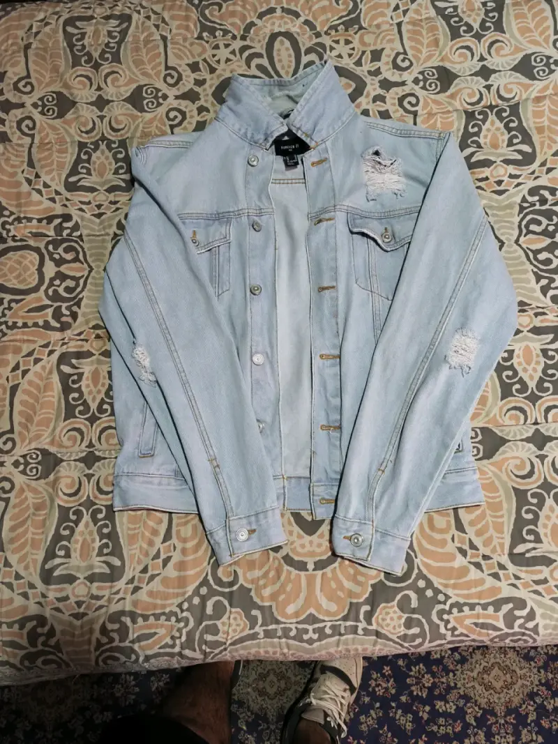 Chaqueta de mezclilla clara con estilo desgastado