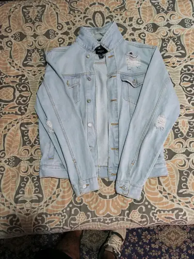 Chaqueta de mezclilla clara con estilo desgastado - miniatura 1