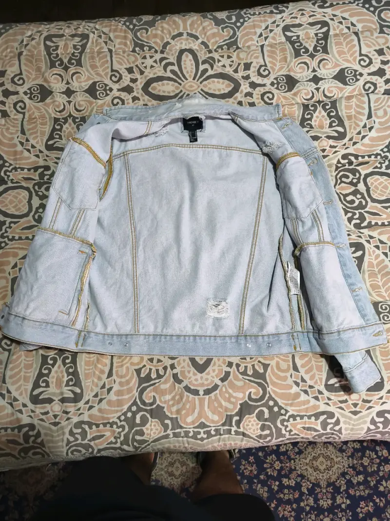 Chaqueta de mezclilla clara con estilo desgastado - 2