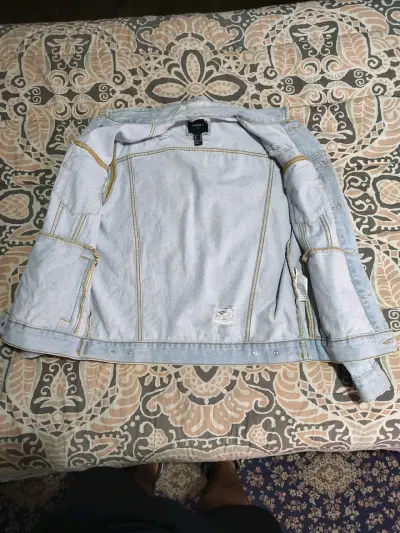 Chaqueta de mezclilla clara con estilo desgastado - miniatura 2