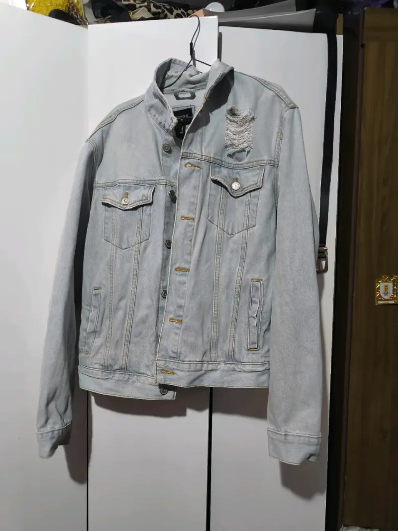 Chaqueta de mezclilla clara con estilo desgastado - 3