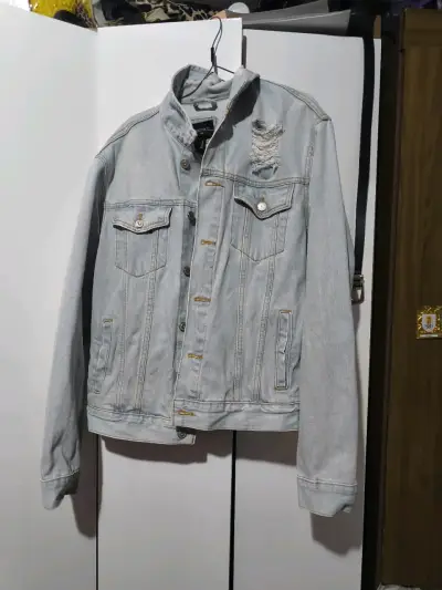 Chaqueta de mezclilla clara con estilo desgastado - miniatura 3