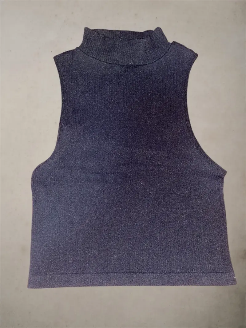 Top sin mangas negro con cuello alto