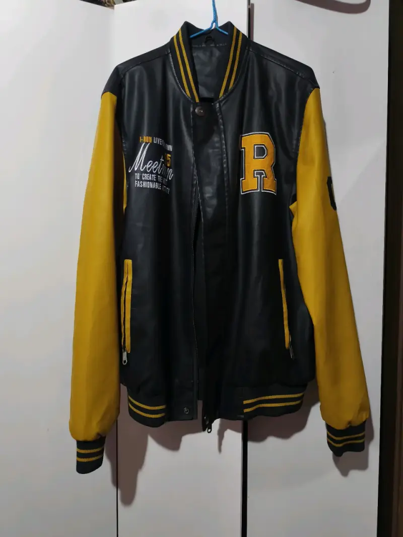 Chaqueta varsity negra y amarilla estilo universitario - 1
