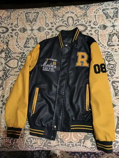 Chaqueta varsity negra y amarilla estilo universitario - miniatura 2