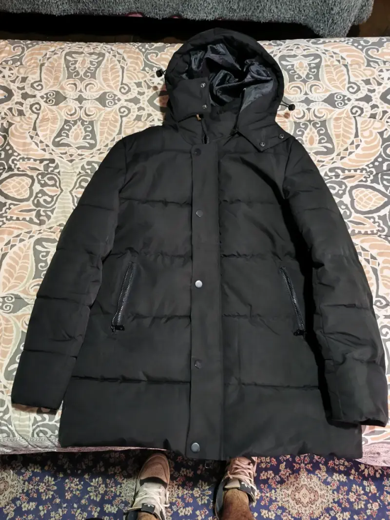 Abrigo negro acolchado con capucha