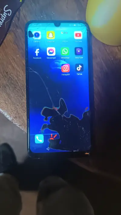 Smartphone con pantalla rota para repuestos - miniatura 1