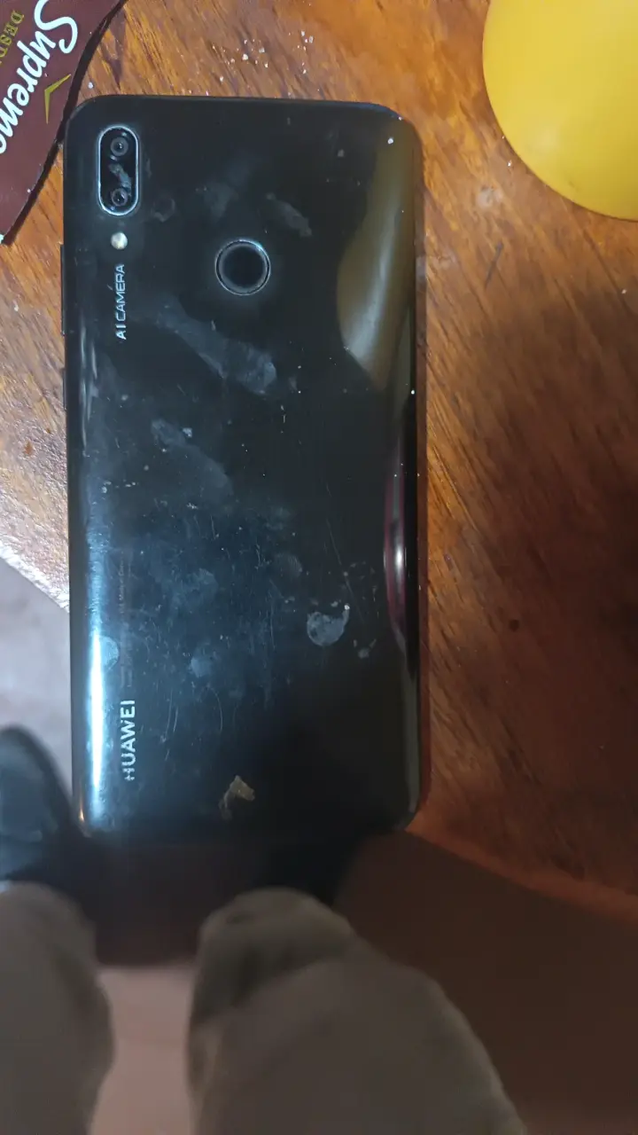 Smartphone con pantalla rota para repuestos - 2