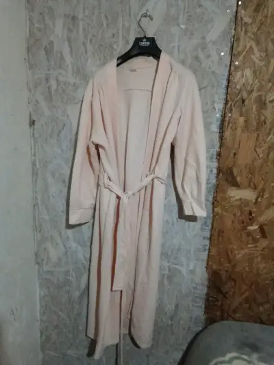 Bata de baño beige con cinturón - miniatura 1