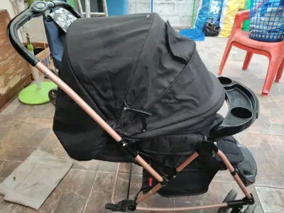Coche de bebé plegable negro con bandeja - miniatura 1