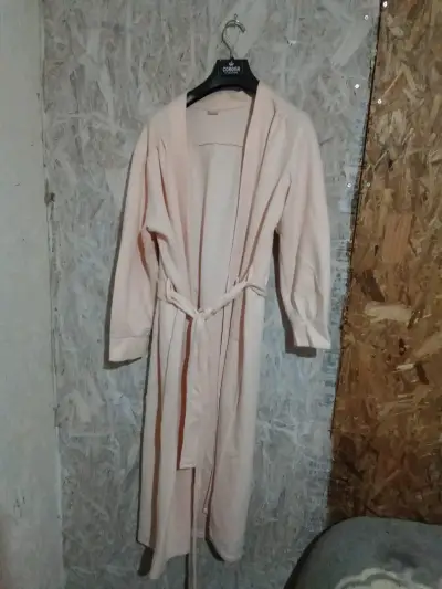 Bata de baño beige con cinturón - miniatura 2
