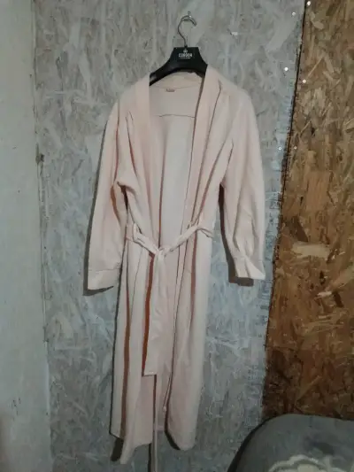 Bata de baño beige con cinturón - miniatura 3