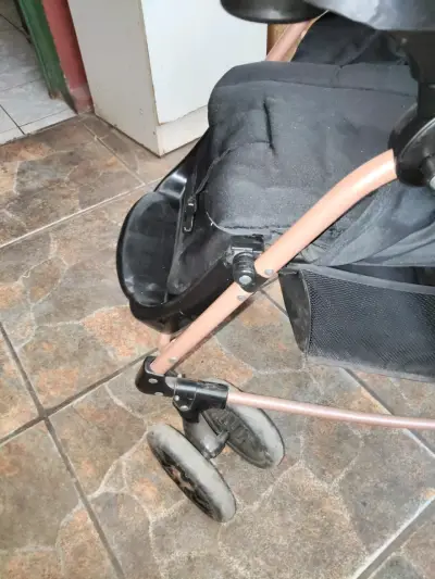 Coche de bebé plegable negro con bandeja - miniatura 5