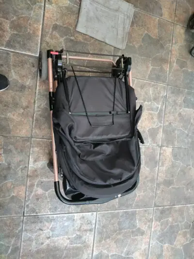 Coche de bebé plegable negro con bandeja - miniatura 6