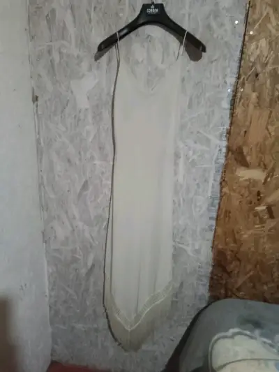 Vestido beige con flecos elegante - miniatura 1