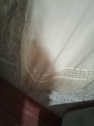Vestido beige con flecos elegante - miniatura 3