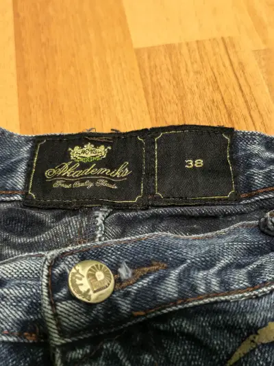 Jeans de diseño con bordado dorado - miniatura 3