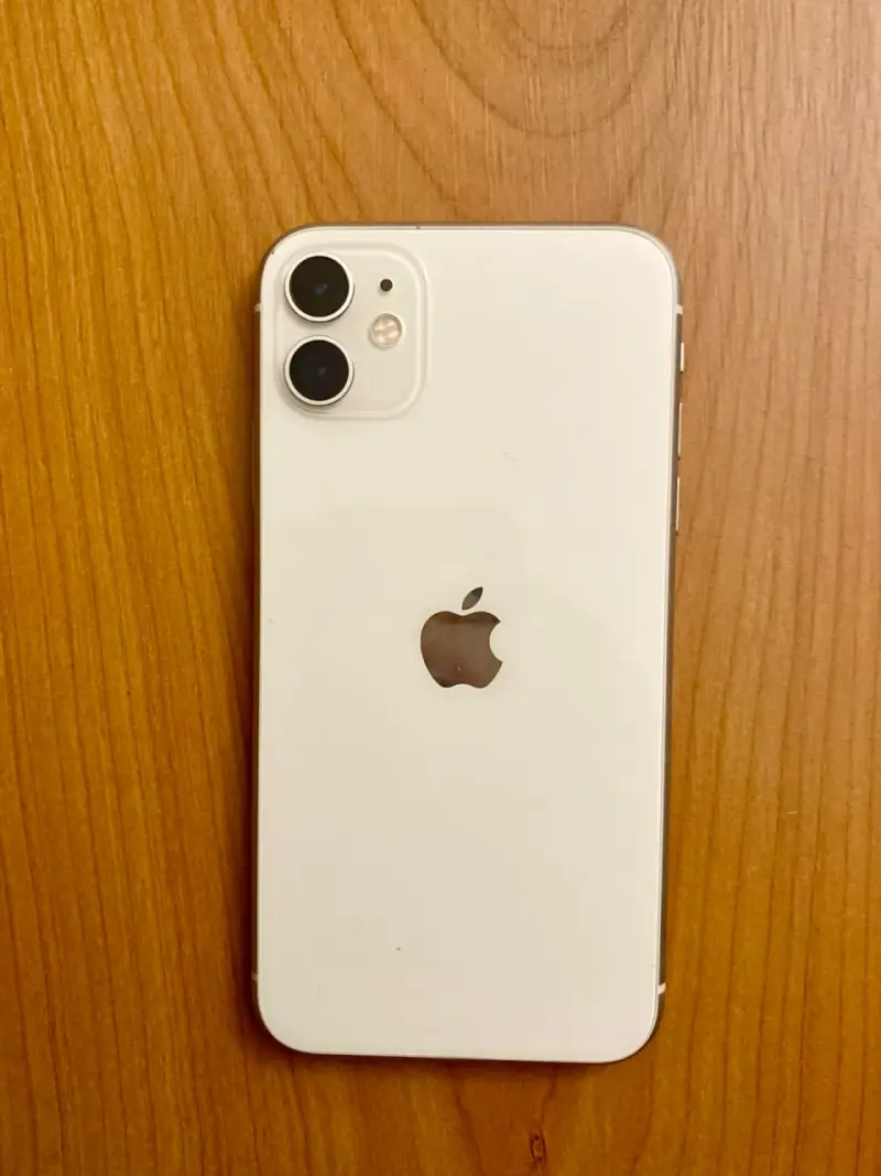 iPhone 11 blanco 64GB en buen estado - 2