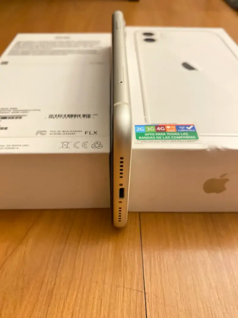 iPhone 11 blanco 64GB en buen estado - 4
