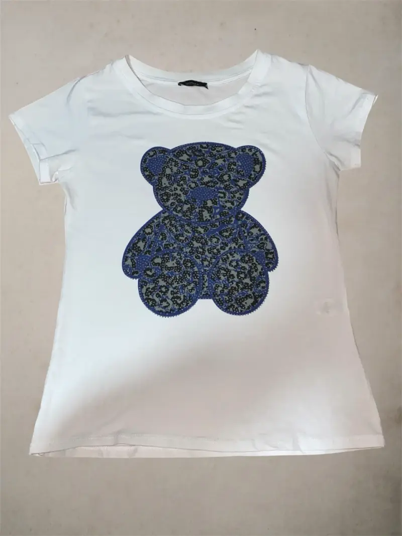 Polera blanca con diseño de oso azul