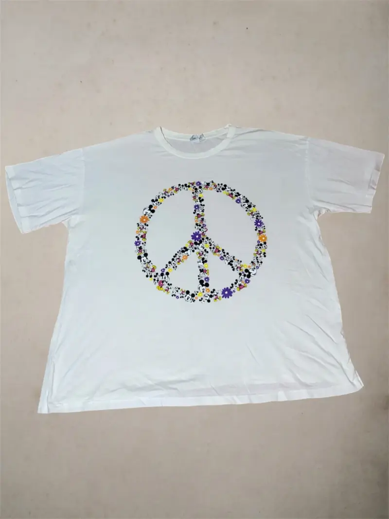 Polera oversize blanca con símbolo de paz floral