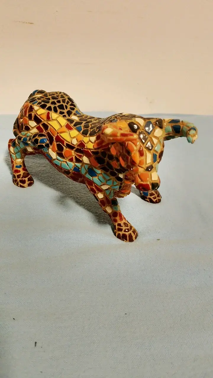 Figura decorativa de toro mosaico colorido - 1